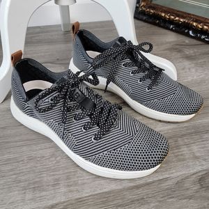 NWOT The Lab Herzog by Dr. Scholl's  sneakers